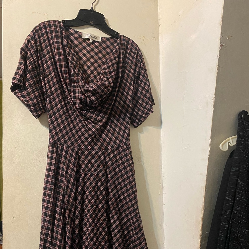 DVF at its best. A-line flared with pockets light weight cowl/drape neck.